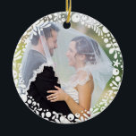White Berry Framed Wedding Photo with Custom Text Keramisch Ornament<br><div class="desc">Een cirkel van ,  witte,  grafische,  bloemige bessen en bladeren delicaat lijsten van uw favoriete trouwfoto aan creëer een perfecte aandenken of geven als een geschenk aan pasgetrouwden in de viering van hun eerste kerst samen. Fotografie door Shanna Russell Photography</div>