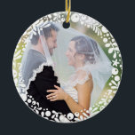 White Berry Framed Wedding Photo with Custom Text Keramisch Ornament<br><div class="desc">Een cirkel van ,  witte,  grafische,  bloemige bessen en bladeren delicaat lijsten van uw favoriete trouwfoto aan creëer een perfecte aandenken of geven als een geschenk aan pasgetrouwden in de viering van hun eerste kerst samen. Fotografie door Shanna Russell Photography</div>
