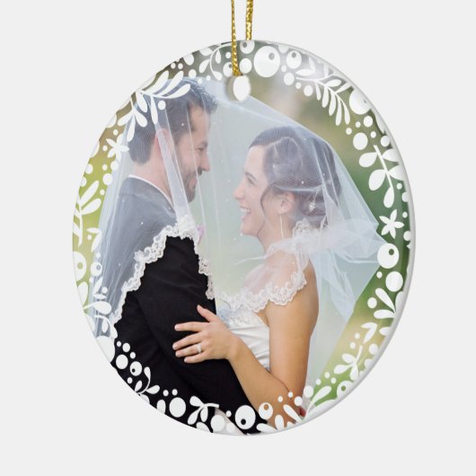 White Berry Framed Wedding Photo with Custom Text Keramisch Ornament (Links)