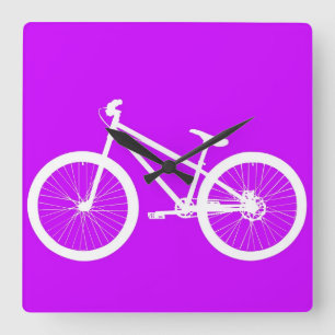White Bike op Paars Vierkante Klok