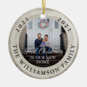 White Birch Slice Eerste Kerstmis in ons nieuwe th Keramisch Ornament (Voorkant)