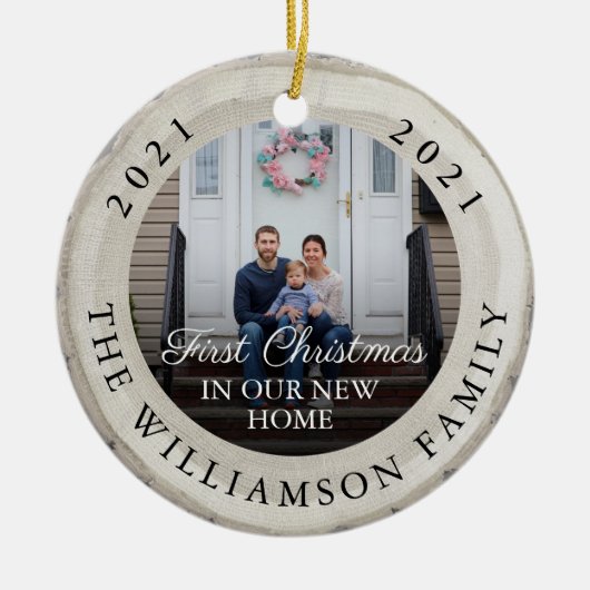 White Birch Slice Eerste Kerstmis in ons nieuwe th Keramisch Ornament (Voorkant)