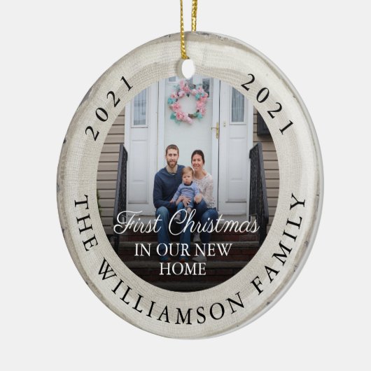 White Birch Slice Eerste Kerstmis in ons nieuwe th Keramisch Ornament (Links)