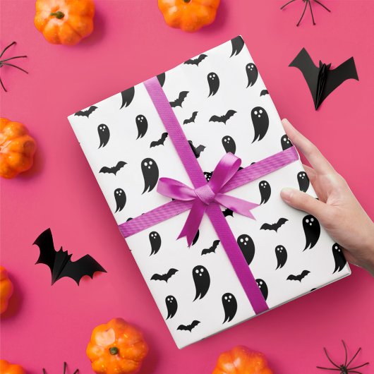 White & Black Fun Halloween Ghost & Bats Pattern Cadeaupapier