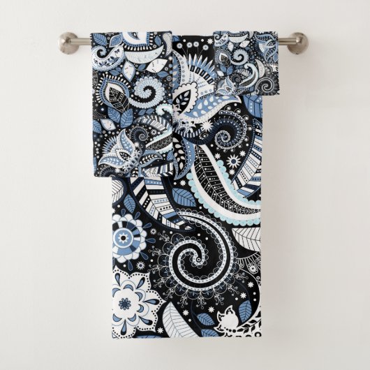 White & Blue Paisley Print Patroon Bad Handdoek (Insitu)