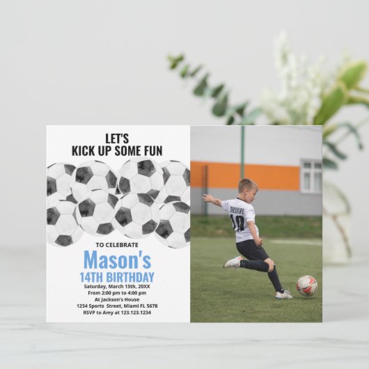 White Blue Soccer Birthday-uitnodigingen met foto Kaart (Staand voorkant)
