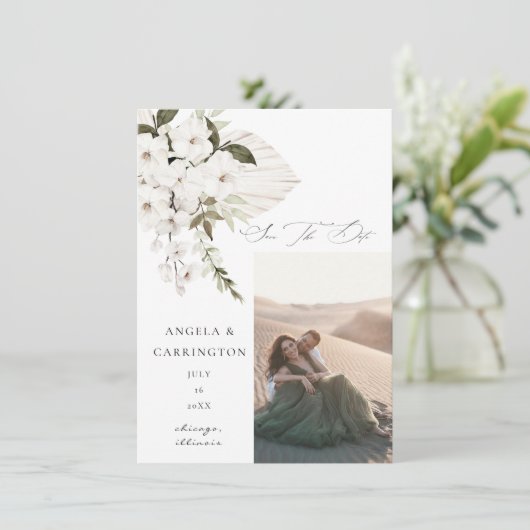 White Boho Floral Save the Date Photo (Staand voorkant)