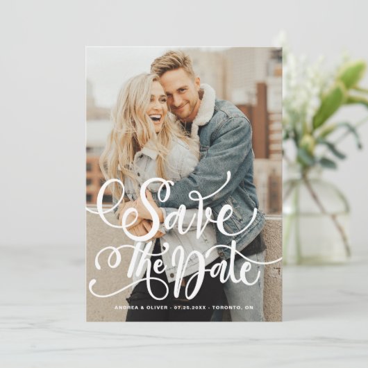 White Bold Modern Calligraphy Overlay Foto Save The Date (Staand voorkant)
