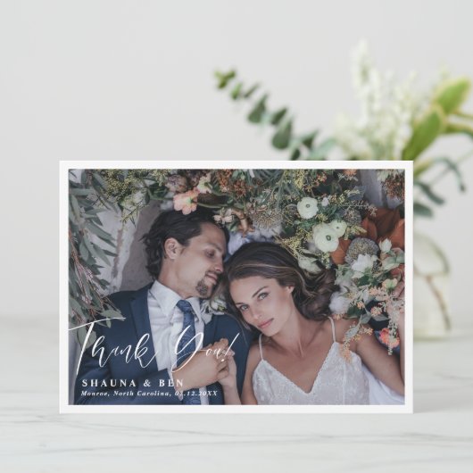 White Border Calligraphy Overlay Weddenfoto Bedankkaart (Staand voorkant)