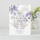 White Bow Baby in Bloom Baby shower Paarse Bloemen Kaart (Staand voorkant)