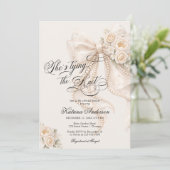 White Bow She's Tying the Knot Bridal Shower Kaart (Staand voorkant)