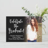 White Brush Script Celebrate Photo Afstuderen Kaart (Staand voorkant)