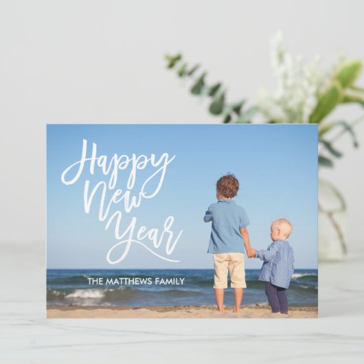 White Brush Script Gelukkig Nieuwjaar Foto Feestdagenkaart (Staand voorkant)