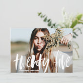 White Brush Typography Afstuderen Invitation II Kaart (Staand voorkant)