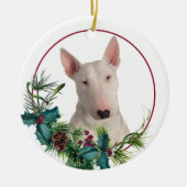 White Bull Terrier Dog Evergreen Berry Wreath Keramisch Ornament (Voorkant)