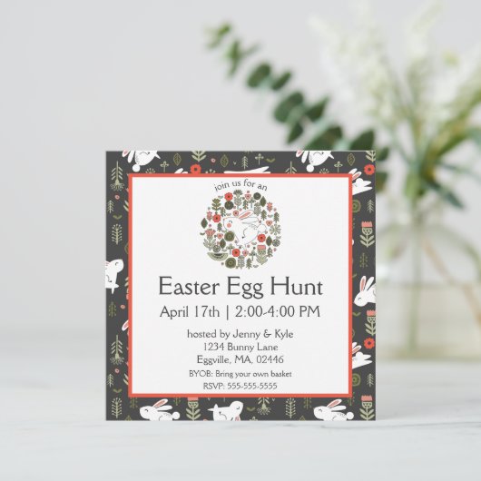 White Bunnies & Spring Flowers Easter Kaart (Staand voorkant)