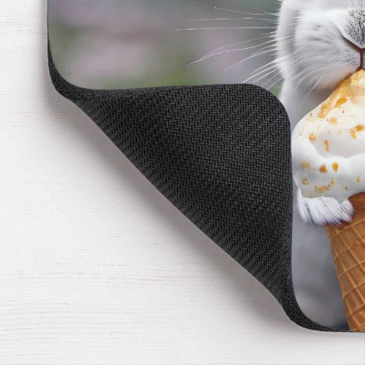 White Bunny Eating Een Ice Cream Cone Muismat (Hoek)