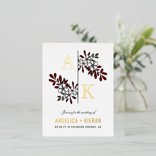 White Burgundy Floral Greenery Monogram Weddenscha Folie Uitnodiging Briefkaart (Staand Voorkant)