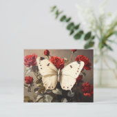 White Butterfly Resting Among Vibrant Red Roses Briefkaart (Staand voorkant)