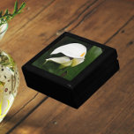 White Calla Lilies Floral Cadeaudoosje<br><div class="desc">Winkelinkten,  sieraden en andere kleine keepenkoeken in deze houten cadeaudoos met keramische tegel die voorzien is van een foto-afbeelding van twee prachtige witte Calla-lies,  samen met hun groene foliage. Een mooi,  bloemetjesontwerp! Selecteer de grootte en kleur van het cadeauvakje.</div>
