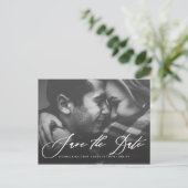 White Calligraphy Wedding Save the Date Photo Aankondigingskaart (Staand voorkant)