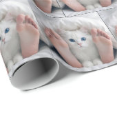 White Cat and Human Feet Under a Duvet Cadeaupapier (Rol Hoek)