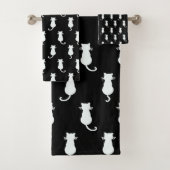 White Cat geïsoleerd op Black Polka Dot Pattern Bad Handdoek (Insitu)