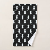 White Cat geïsoleerd op Black Polka Dot Pattern Bad Handdoek (Handdoek)