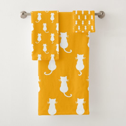 White Cat Polka Dot Pattern geïsoleerd op Tangerin Bad Handdoek (Insitu)