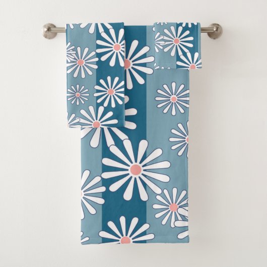 White chamomile flowers on striped blue background bad handdoek (Insitu)