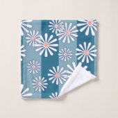 White chamomile flowers on striped blue background bad handdoek (Wasdoekje)