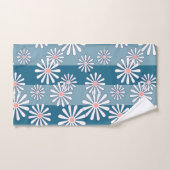 White chamomile flowers on striped blue background bad handdoek (Handdoek)