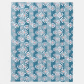 White chamomile flowers on striped blue background fleece deken (Voorkant)