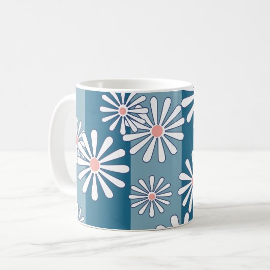 White chamomile flowers on striped blue background koffiemok (Voorkant links)