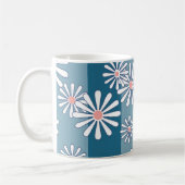 White chamomile flowers on striped blue background koffiemok (Links)