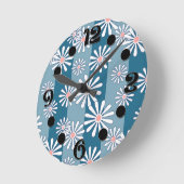 White chamomile flowers on striped blue background ronde klok (Hoek)