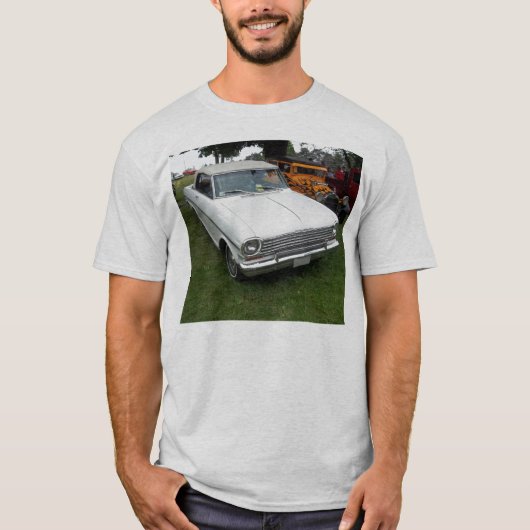 white chevy 1963 nova met chroom front uitzicht t-shirt (Voorkant)
