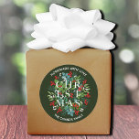 White CHRISTMAS Holly Berries Homemade Ronde Sticker<br><div class="desc">Zelfgemaakte met Liefde gepersonaliseerde stickers kenmerken het woord KERSTMIS onder elegante bladeren en bessen op donkergroen met jouw naam en begroeting in chique witte belettering. OVEREENKOMENDE objecten in ons collectie.</div>