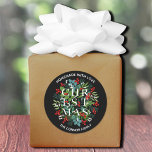 White CHRISTMAS Holly Berries Homemade Ronde Sticker<br><div class="desc">Homemade met liefdesgepersonaliseerde stickers kenmerkt het woord CHRISTMAS onder elegante bladeren en bessen met jouw naam en groet in witte hoofdletters. Punten in onze winkel koppelen.</div>