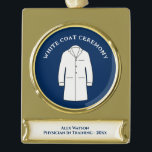 White Coat Medical Science Arts Verguld Banner Ornament<br><div class="desc">Elegant Medical Science Doctor Physician White Coat Ceremony Monogrammed ter ere van een arts of een arts in opleiding. Stijlvol geheugen om iemand een ritueel te eren waar de Hippocratische Eath wordt gereciteerd in hun medische beroep. Voorzieningen van een doktersjas, naam, datum en gebied van medische werkzaamheden. Faux gouden achtergrond...</div>