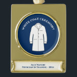 White Coat Medical Science Arts Verguld Banner Ornament<br><div class="desc">Elegant Medical Science Doctor Physician White Coat Ceremony Monogrammed ter ere van een arts of een arts in opleiding. Stijlvol geheugen om iemand een ritueel te eren waar de Hippocratische Eath wordt gereciteerd in hun medische beroep. Voorzieningen van een doktersjas, naam, datum en gebied van medische werkzaamheden. Faux gouden achtergrond...</div>
