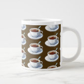 White coffee cup on a saucer filled with coffee grote koffiekop (Rechts)