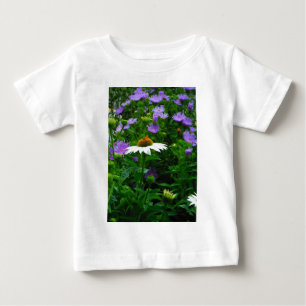 White Cone flower, paarse bloemen en moth