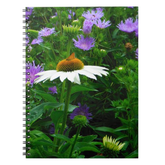 White Cone flower, paarse bloemen en moth Notitieboek (Voorkant)