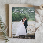 White Curly Script Liefde en Bedankt Fotobruiloft<br><div class="desc">Foto bedankkaart | Bedank familie en vrienden voor het deel uitmaken van uw speciale dag met deze aanpasbare bruiloft bedankkaart. Deze foto-bedankkaart heeft een rustiek krullend script. Personaliseer door uw gegevens toe te voegen. Deze foto bruiloft bedankkaart is beschikbaar op andere cardstock. Overeenkomende objecten zijn beschikbaar.</div>