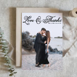 White Curly Script Liefde en Bedankt Fotobruiloft<br><div class="desc">Foto bedankkaart | Bedank familie en vrienden voor het deel uitmaken van uw speciale dag met deze aanpasbare bruiloft bedankkaart. Deze foto-bedankkaart heeft een rustiek krullend script. Personaliseer door uw gegevens toe te voegen. Deze foto bruiloft bedankkaart is beschikbaar op andere cardstock. Overeenkomende objecten zijn beschikbaar.</div>