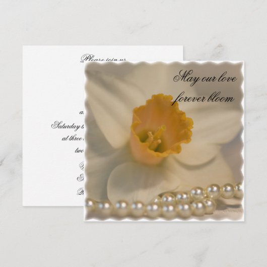 White Daffodil and Pearls Wedding Invitation Kaart (Voorkant / Achterkant)