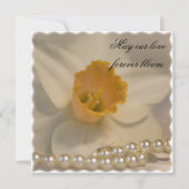 White Daffodil and Pearls Wedding Invitation Kaart (Voorkant)