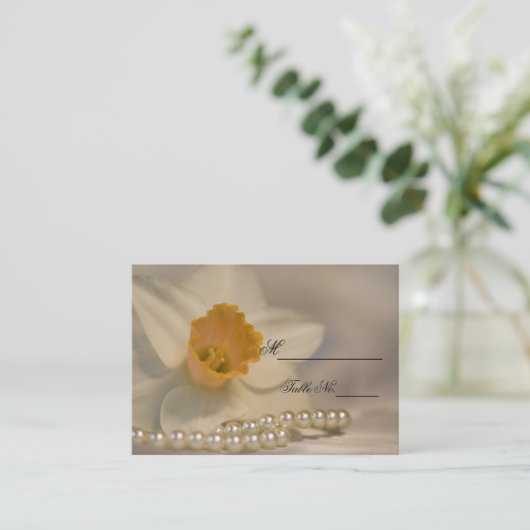 White Daffodil Pearls Spring Wedding Place Card Plaatskaartje (Staand voorkant)