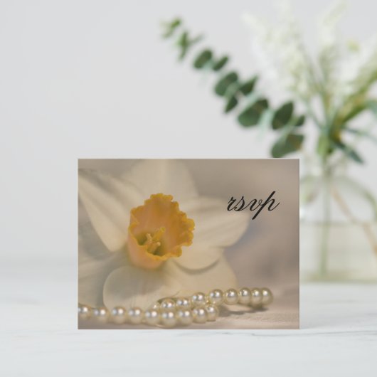 White Daffodil Pearls Wedding RSVP Response Kaart (Staand voorkant)